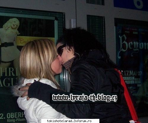 de asta ce ziceti?eu stiu k e o vedeta dar sa sarute q ochelari? poze k sweet bill
