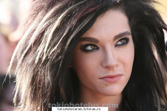 aaaaa am uitat sa va zic  ''eu sunt noua''
 :rotfl:  ;) poze k tokio hotel:p