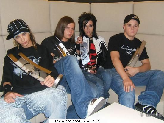 nar veni in deja numai suport kand ma gandesk k nu vin... poze k tokio hotel:p