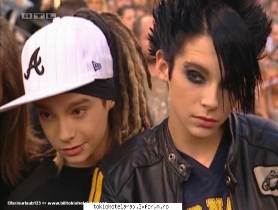ce dulcik ii tom in poza aia :zzz: poze k tokio hotel:p