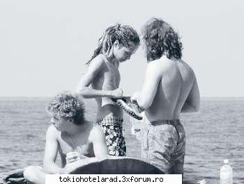 Poze k Tokio Hotel:P - moama ce musculos ii tom ,decat un pachet de - Tokio Hotel